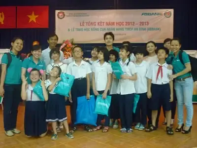 ABBANK trao học bỗng cho học sinh khiếm thị