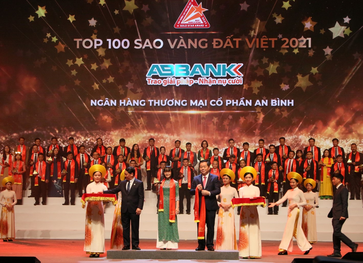 ABBANK NHẬN GIẢI THƯỞNG SAO VÀNG ĐẤT VIỆT 2021