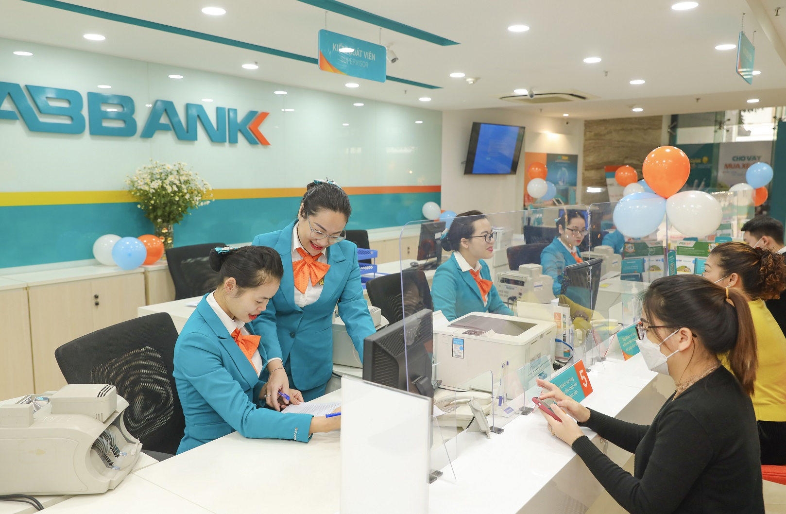 : Với tôn chỉ khách hàng là trọng tâm, ABBANK không ngừng nâng cao chất lượng phục vụ khách hàng