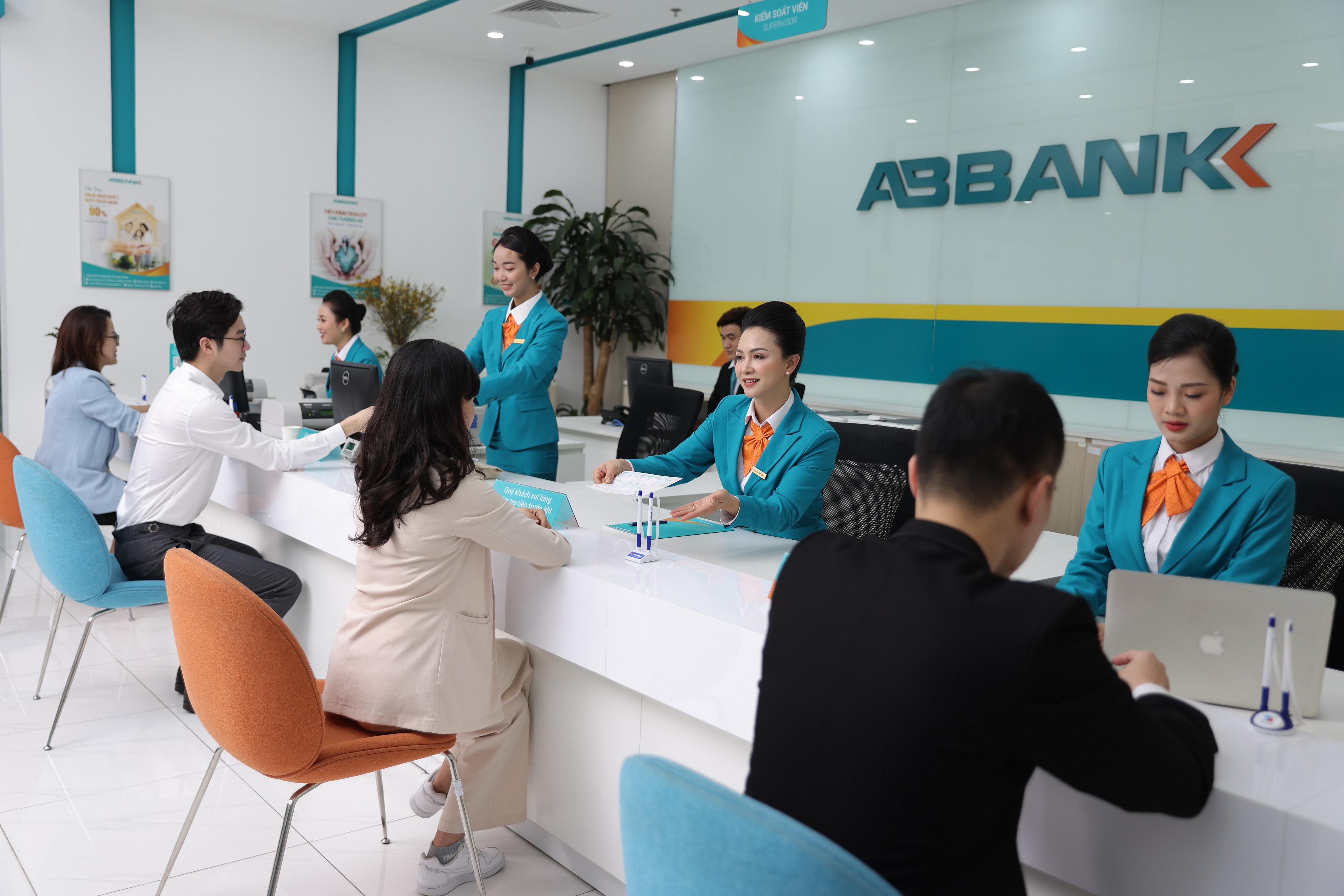 Gói vay ưu đãi phục vụ sản xuất kinh doanh “Vay vốn dễ dàng- kinh doanh như ý” với lãi suất chỉ từ 4,99%/ năm thu hút sự quan tâm của đông đảo khách hàng Gói vay ưu đãi phục vụ sản xuất kinh doanh “Vay vốn dễ dàng- kinh doanh như ý” với lãi suất chỉ từ 4,99%/ năm thu hút sự quan tâm của đông đảo khách hàng