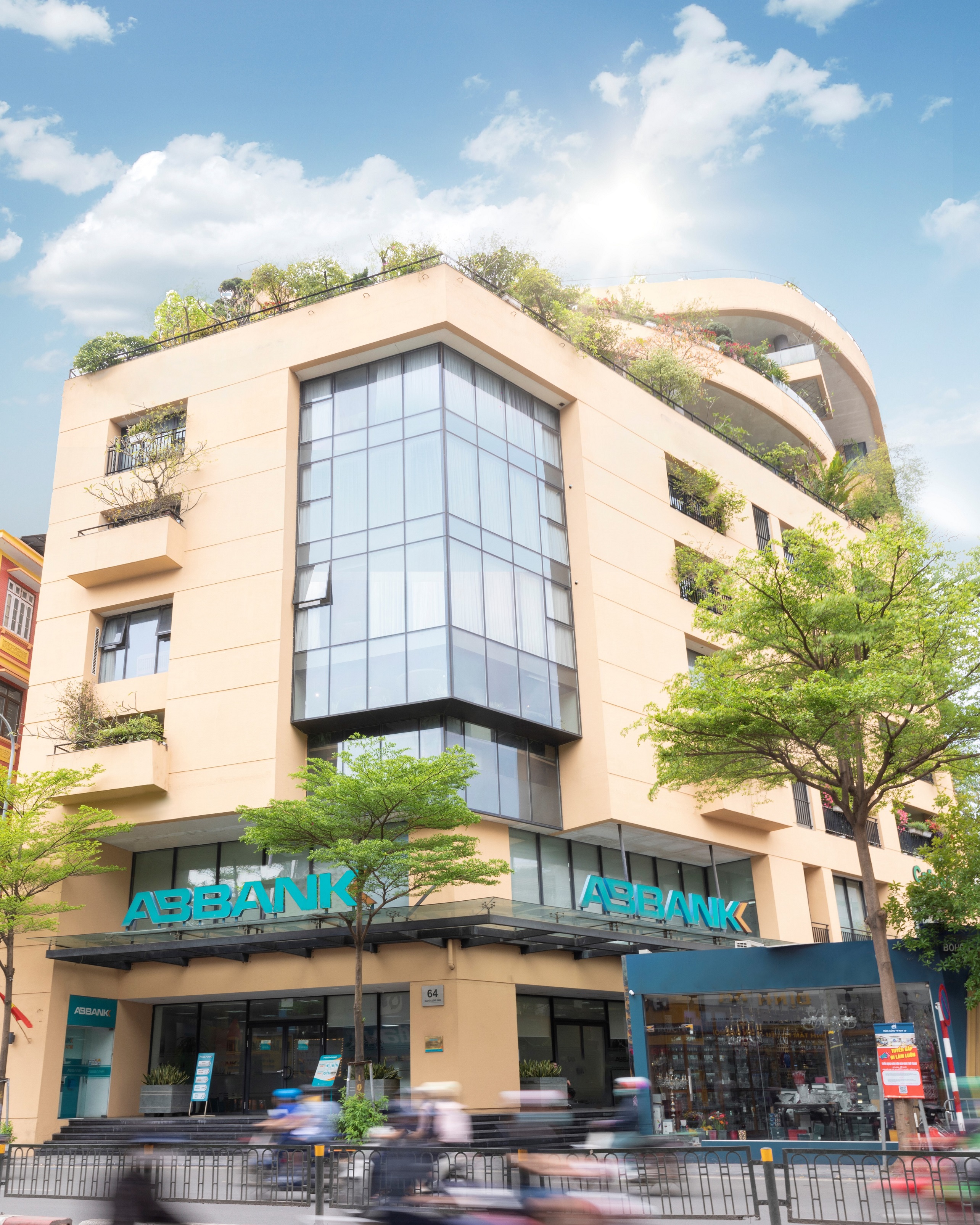 Trong suốt chặng đường 31 năm phát triển, ABBANK luôn được đánh giá là một Ngân hàng uy tín, là người đồng hành tận tâm, đáng tin cậy của hơn đông đảo Khách hàng, Đối tác và Nhà đầu tư ABBANK GIẢM LÃI SUẤT CHO VAY SẢN XUẤT KINH DOANH HỖ TRỢ KHÁCH HÀNG BỊ ẢNH HƯỞNG BỞI BÃO YAGI
