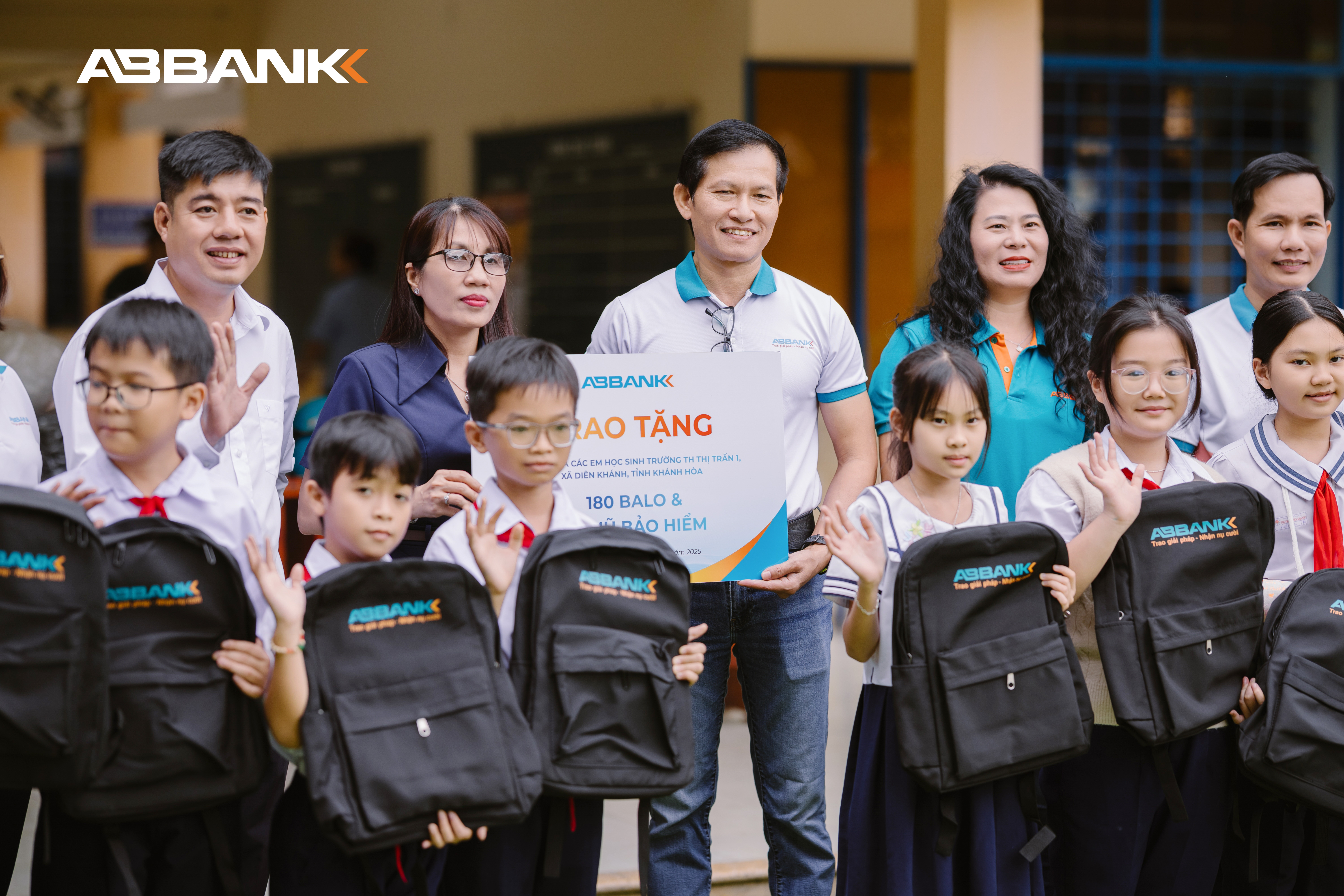 ABBANK TIẾP SỨC HỌC SINH KHÁNH HOÀ TRỞ LẠI TRƯỜNG HỌC SAU LŨ